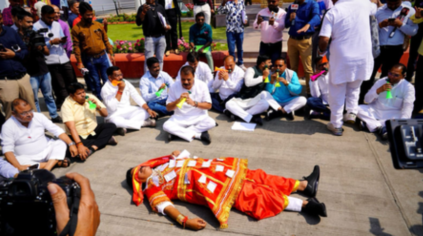 मध्य प्रदेश सरकार के खिलाफ कांग्रेस का अनूठा प्रदर्शन मध्य प्रदेश सरकार के खिलाफ कांग्रेस का अनूठा प्रदर्शन