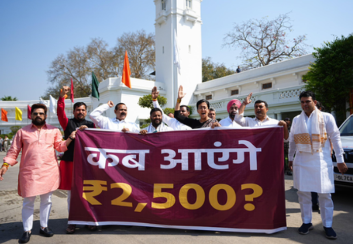 दिल्ली की महिलाओं के 2500 कब आएंगे? 'आप' विधायकों ने विधानसभा में उठाया सवाल, सदन से किया वॉकआउट दिल्ली की महिलाओं के 2500 कब आएंगे? 'आप' विधायकों ने विधानसभा में उठाया सवाल, सदन से किया वॉकआउट