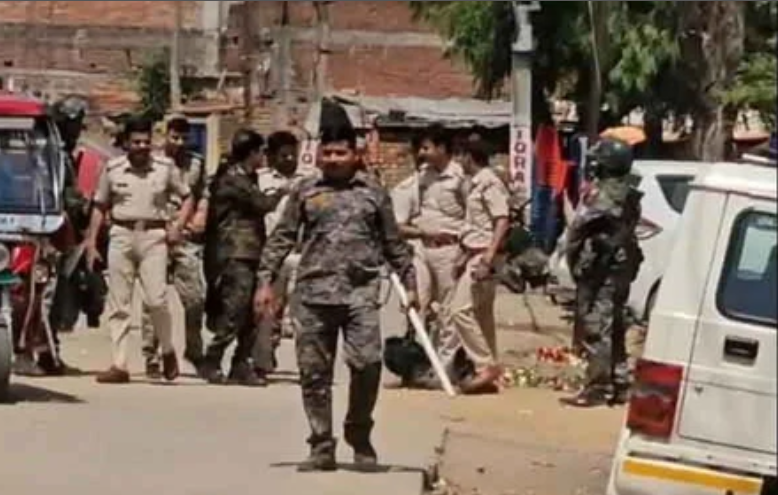 कोडरमा में यज्ञ के लिए भिक्षाटन पर निकलीं महिलाओं पर पत्थरबाजी, दो पक्षों के बीच टकराव के हालात कोडरमा में यज्ञ के लिए भिक्षाटन पर निकलीं महिलाओं पर पत्थरबाजी, दो पक्षों के बीच टकराव के हालात
