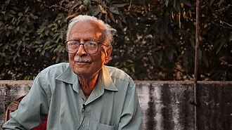 हताशा में बैठा व्यक्ति