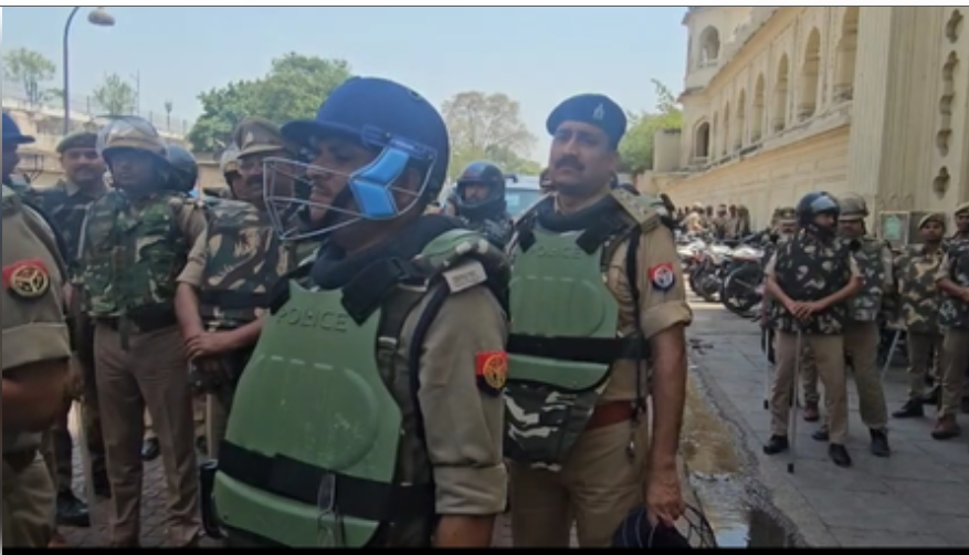 वक्फ संशोधन बिल : जुमे की नमाज को लेकर अलर्ट, चप्पे चप्पे की हो रही निगरानी वक्फ संशोधन बिल : जुमे की नमाज को लेकर अलर्ट, चप्पे चप्पे की हो रही निगरानी