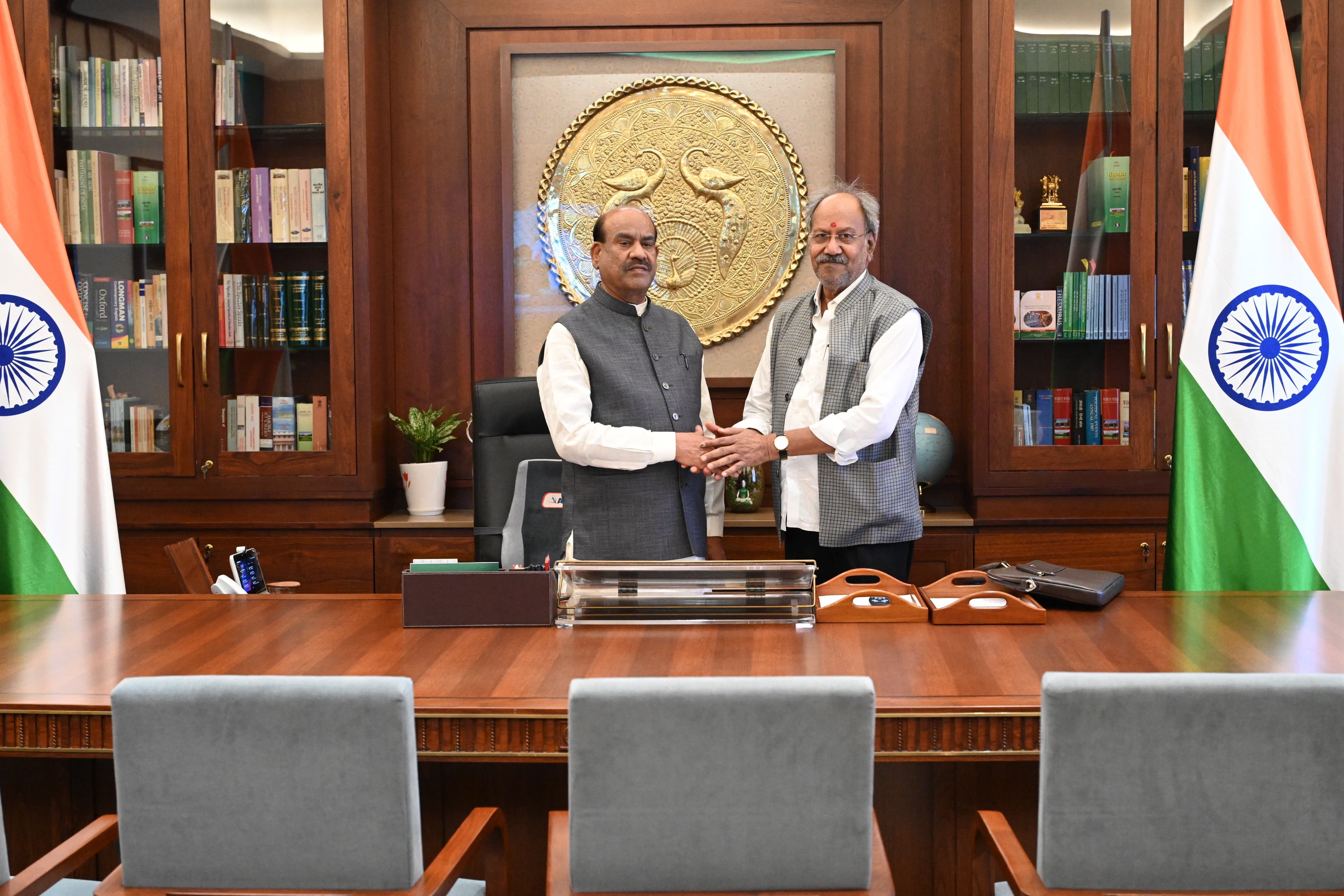 बजट सत्र के सफल अवसान पर बिरला को अग्रवाल की बधाई बजट सत्र के सफल अवसान पर बिरला को अग्रवाल की बधाई
