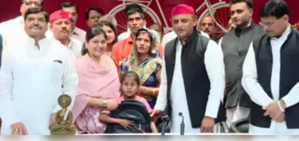 अखिलेश ने अनन्या को किया सम्मानित, बोले भाजपा का 80-20 का नारा चलने वाला नहीं 