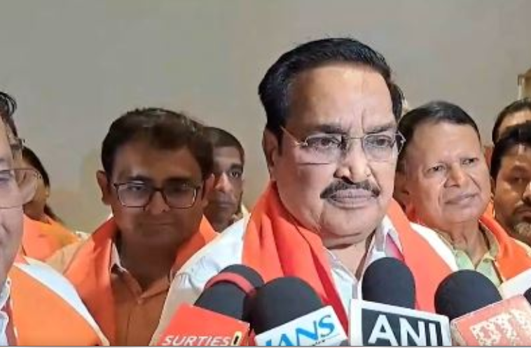सूरत: भाजपा स्थापना दिवस पर सीआर पाटिल ने फहराया झंडा, कार्यकर्ताओं में उत्साह सूरत: भाजपा स्थापना दिवस पर सीआर पाटिल ने फहराया झंडा, कार्यकर्ताओं में उत्साह