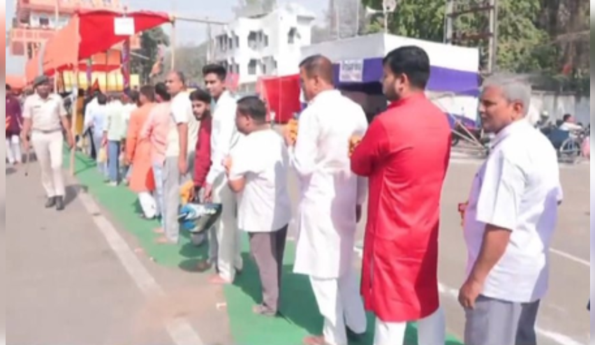बिहार : रामनवमी पर मंदिरों में उमड़ी श्रद्धालुओं की भीड़, गूंज रहे 'जय श्रीराम' के नारे, सुरक्षा के पुख्ता प्रबंध बिहार : रामनवमी पर मंदिरों में उमड़ी श्रद्धालुओं की भीड़, गूंज रहे 'जय श्रीराम' के नारे, सुरक्षा के पुख्ता प्रबंध