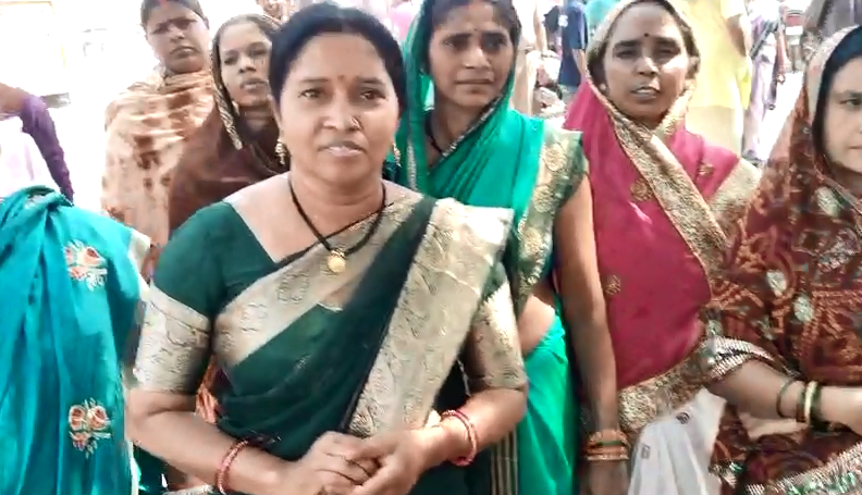 देखें VIDEO : जल संकट वार्ड 22 में महिलाओं ने चक्का जाम किया देखें VIDEO : जल संकट वार्ड 22 में महिलाओं ने चक्का जाम किया