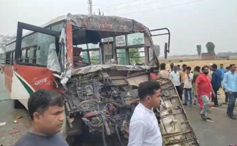 देवरिया में रोडवेज बस और टैंकर के बीच जोरदार टक्कर, 35 लोग घायल