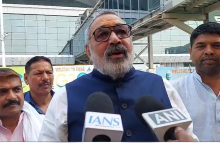 आरजेडी और कांग्रेस को देश में बदलाव नहीं दिखता तो चश्मा पहन लें: केंद्रीय मंत्री गिरिराज सिंह
