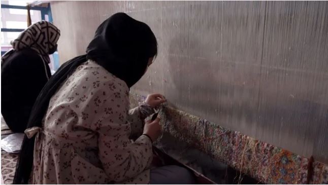 पढ़ाई और नौकरी की पाबंदी के बाद कालीनों  में सपने बुनती अफगान लड़कियां