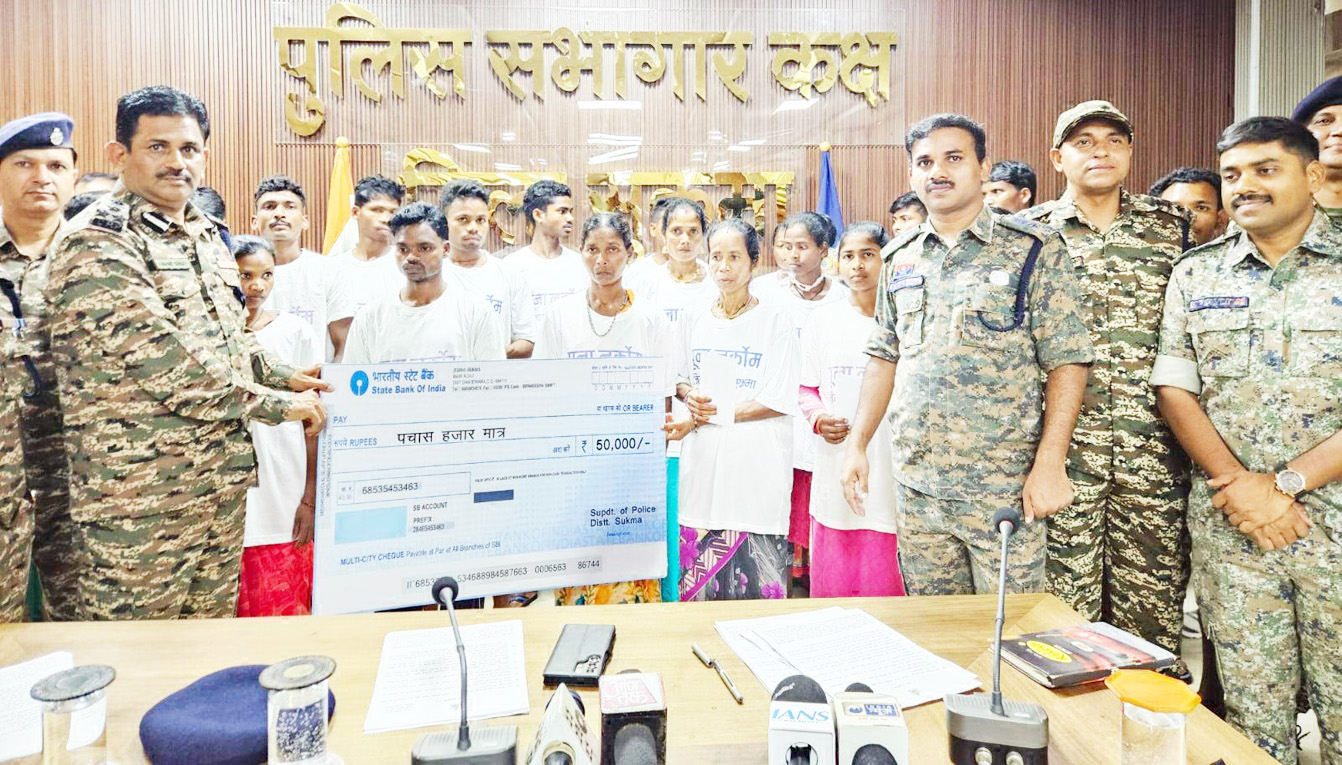 नक्सल दंपति सहित 22 नक्सलियों का समर्पण