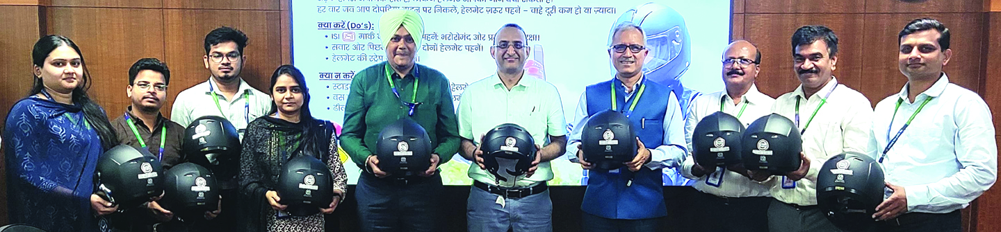 छत्तीसगढ़ राज्य ग्रामीण बैंक ने सडक़ सुरक्षा के लिए कर्मचारियों को हेलमेट वितरित किए छत्तीसगढ़ राज्य ग्रामीण बैंक ने सडक़ सुरक्षा के लिए कर्मचारियों को हेलमेट वितरित किए