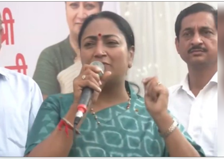 दिल्ली सीएम रेखा गुप्ता ने कार्यक्रम में माला पहनने से किया इनकार, कहा- प्रगति ही शहीदों को सच्ची श्रद्धांजलि 