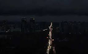 स्पेन, पुर्तगाल में व्यापक बिजली कटौती के कारण हजारों लोग फंसे; लाखों लोग बिना बिजली रहने को मजबूर