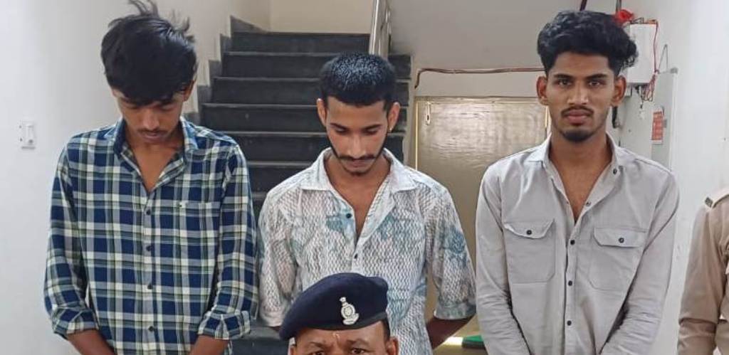 कार की छत पर बैठ आधी रात सडक़ों पर स्टंट, 3 गिरफ्तार कार की छत पर बैठ आधी रात सडक़ों पर स्टंट, 3 गिरफ्तार