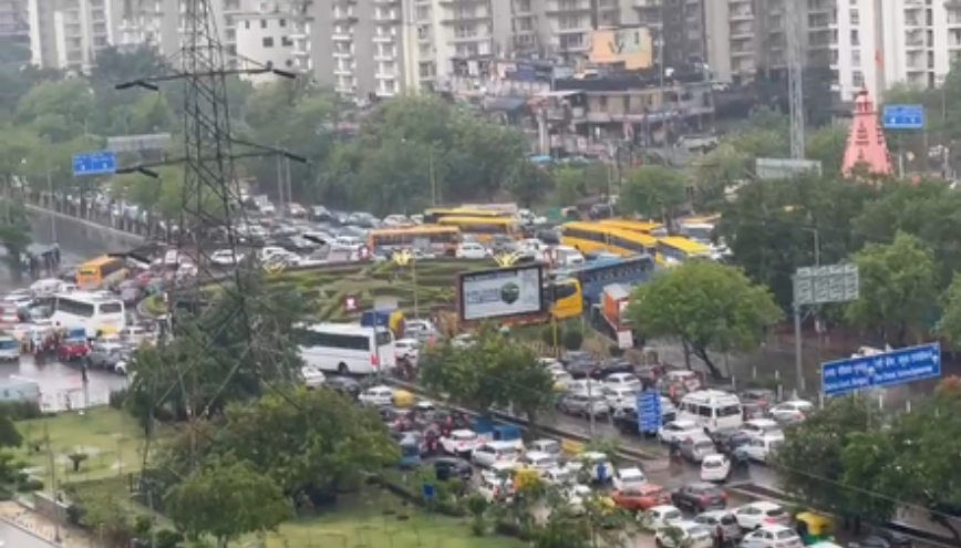 नोएडा में बारिश बनी लोगों के लिए मुसीबत, ट्रैफिक व्यवस्था चरमराई 