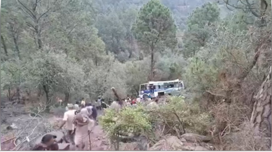 जम्मू-कश्मीर: पुंछ में खाई में गिरी बस, दो की मौत, 40 घायल