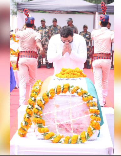 बिहार : सब इंस्पेक्टर मोहम्मद इम्तियाज का पार्थिव शरीर पटना पहुंचा, एयरपोर्ट पर दिलीप जायसवाल, तेजस्वी ने दी श्रद्धांजलि 
