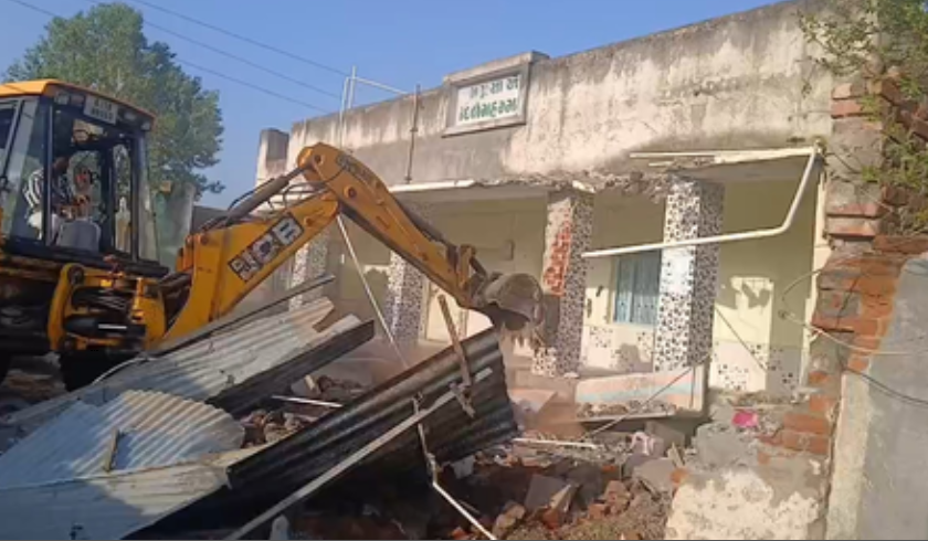 गुजरात के अमरेली में मदरसे पर चला बुलडोजर, मौलाना का पाकिस्तान से निकला था कनेक्शन 