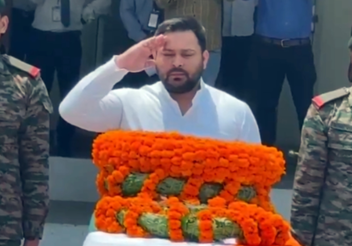 शहीद रामबाबू का पार्थिव शरीर पहुंचा पटना, तेजस्वी यादव ने दी श्रद्धांजलि