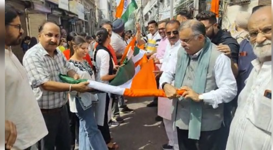 अमृतसर में निकली भव्य तिरंगा यात्रा, तरुण चुघ बोले- 'भारत ने रुकेगा न झुकेगा' अमृतसर में निकली भव्य तिरंगा यात्रा, तरुण चुघ बोले- 'भारत ने रुकेगा न झुकेगा'
