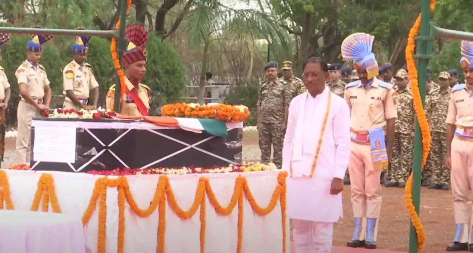 मुख्यमंत्री ने बीजापुर नक्सली मुठभेड़ में जान गंवाने वाले कोबरा कमांडो को श्रद्धांजलि दी मुख्यमंत्री ने बीजापुर नक्सली मुठभेड़ में जान गंवाने वाले कोबरा कमांडो को श्रद्धांजलि दी