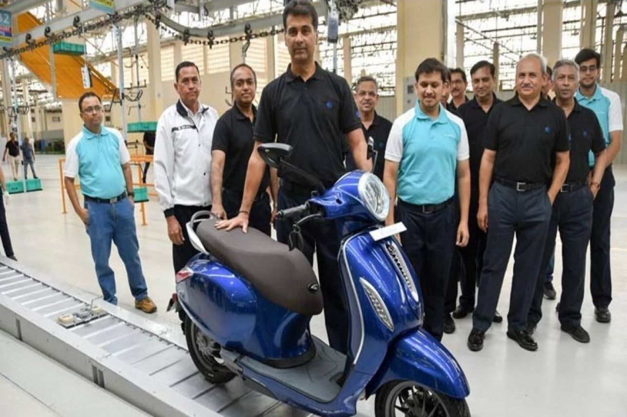 Bajaj का 'Chetak' बना EV का 'शोला'! Rajiv Bajaj ने Ola पर कसा तंज, गिनाईं Company की Big Achievements! Bajaj का 'Chetak' बना EV का 'शोला'! Rajiv Bajaj ने Ola पर कसा तंज, गिनाईं Company की Big Achievements!