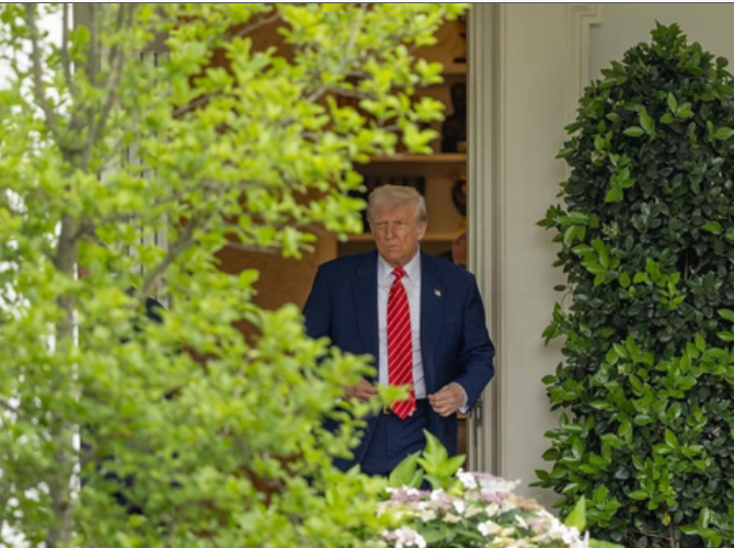 यूएस सुप्रीम कोर्ट ने किया ट्रंप सरकार का रास्ता साफ, 5 लाख लोगों पर मंडराया निर्वासन का खतरा