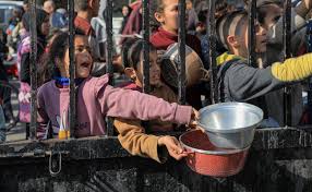 वर्ल्ड फ़ूड प्रोग्राम ने बताया, ग़ज़ा में भूख से बेहाल लोगों ने राहत सामग्री से भरे ट्रकों को घेरा