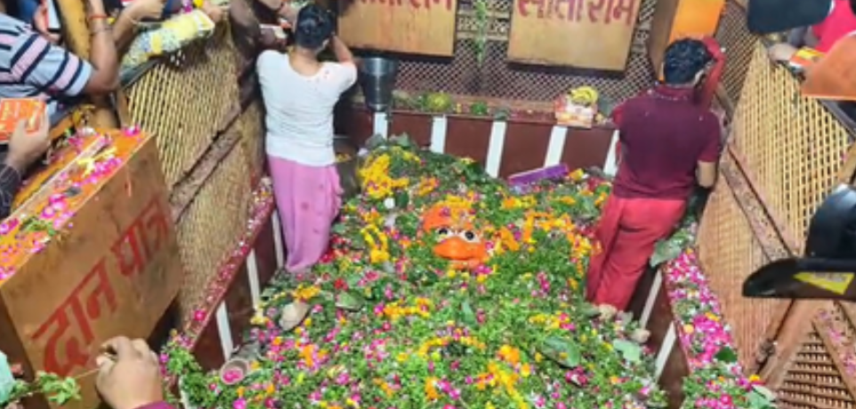 ज्येष्ठ माह का चौथा मंगलवार : प्रयागराज में लेटे हनुमान जी की पूजा कर श्रद्धालुओं ने की सुख-शांति की कामना