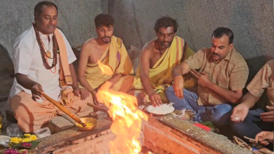 आईपीएल 2025 : रात 12 बजे ट्रॉफी के साथ सेलिब्रेट करना चाहते हैं आरसीबी फैंस, मंदिरों में कर रहे हवन