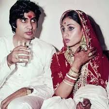 अमिताभ बच्चन ने विवाह की 52वीं सालगिरह पर पुरानी तस्वीरें साझा कीं