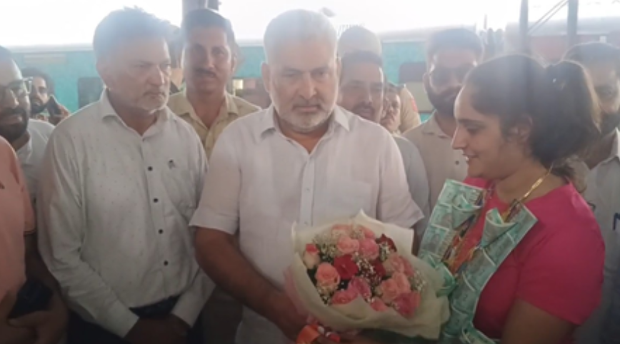 पठानकोट : जू-जित्सु चैंपियनशिप में कांस्य पदक जीतने वाली सीमा कुमारी का शानदार स्वागत 