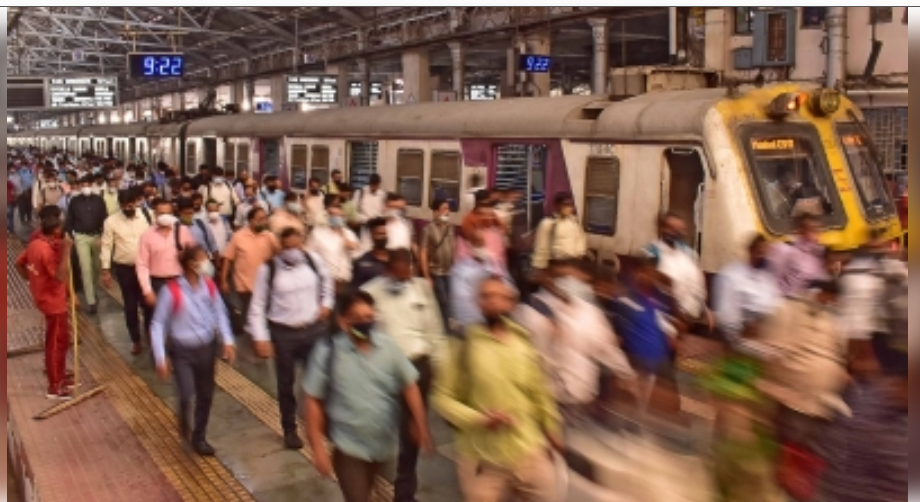 मुंब्रा रेलवे स्टेशन के पास लोकल ट्रेन से गिरे लोग, कई घायल, सीएम फडणवीस ने जताया दुख 