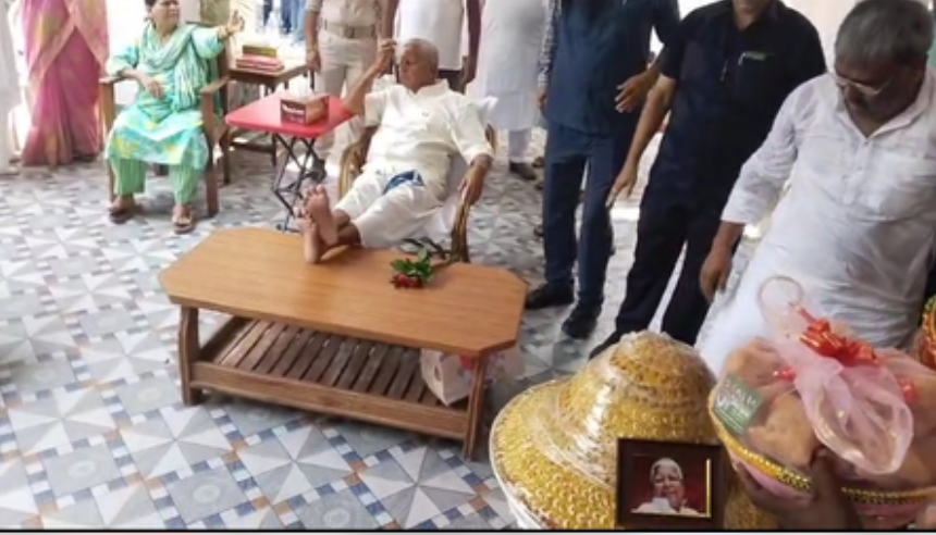 लालू यादव ने जन्मदिन पर काटा 78 पाउंड का केक, कार्यकर्ताओं में उत्साह, बैंड-पार्टी के साथ बधाई देने पहुंचे कार्यकर्ता 