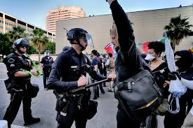 अमेरिका में इमिग्रेशन छापों के ख़िलाफ़ लॉस एंजेलिस समेत 11 शहरों में प्रदर्शन