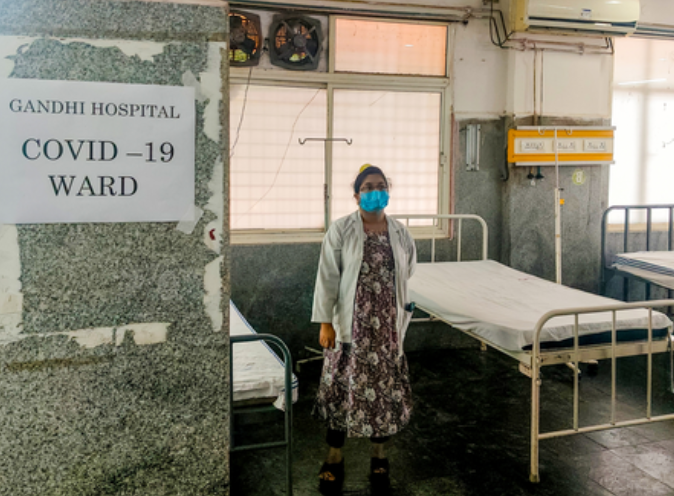 कोविड-19: भारत में कई हफ्ते बाद एक्टिव केस घटे, पिछले 24 घंटे में एक मौत 