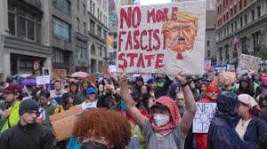 अमेरिकी सेना की 250वीं वर्षगांठ पर विशाल परेड, दूसरी ओर ट्रंप के ख़िलाफ़ प्रदर्शन