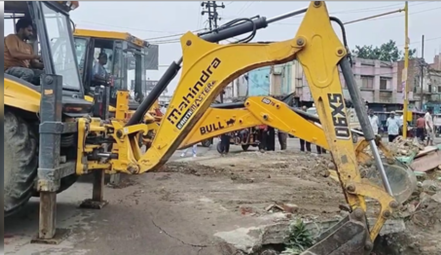 संभल में फिर चला बुलडोजर: सड़क चौड़ीकरण के लिए हटाए गए नाले के स्लैब, अतिक्रमण पर कार्रवाई 