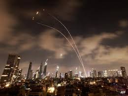 इसराइल-ईरान संघर्ष में फंसे अपने नागरिकों के लिए दुनिया भर के देश क्या क़दम उठा रहे हैं