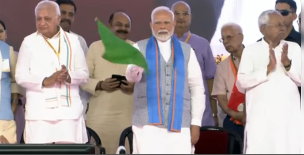 प्रधानमंत्री मोदी ने बिहार को दी 28 परियोजनाओं की सौगात, खुले वाहन पर सवार होकर सीएम नीतीश के साथ मंच तक पहुंचे 