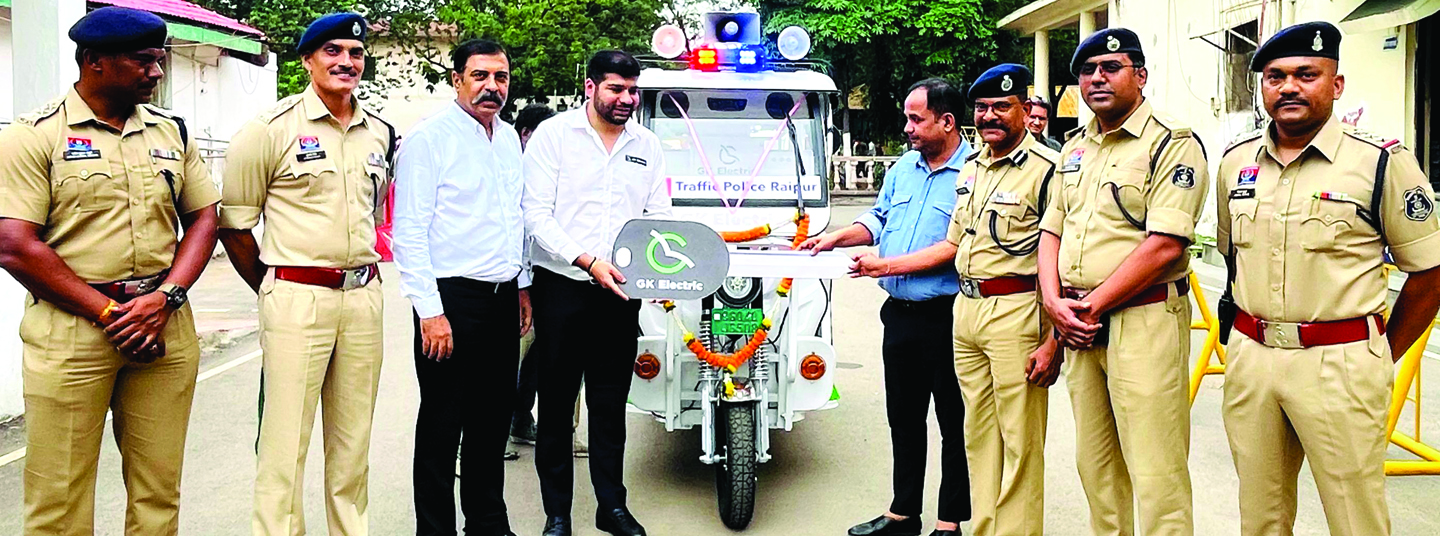 जीके इलेक्ट्रिक के ट्रैफिक पेट्रोलिंग वाहन को रायपुर कलेक्टर-एसएसपी ने दिखाई हरी झंडी