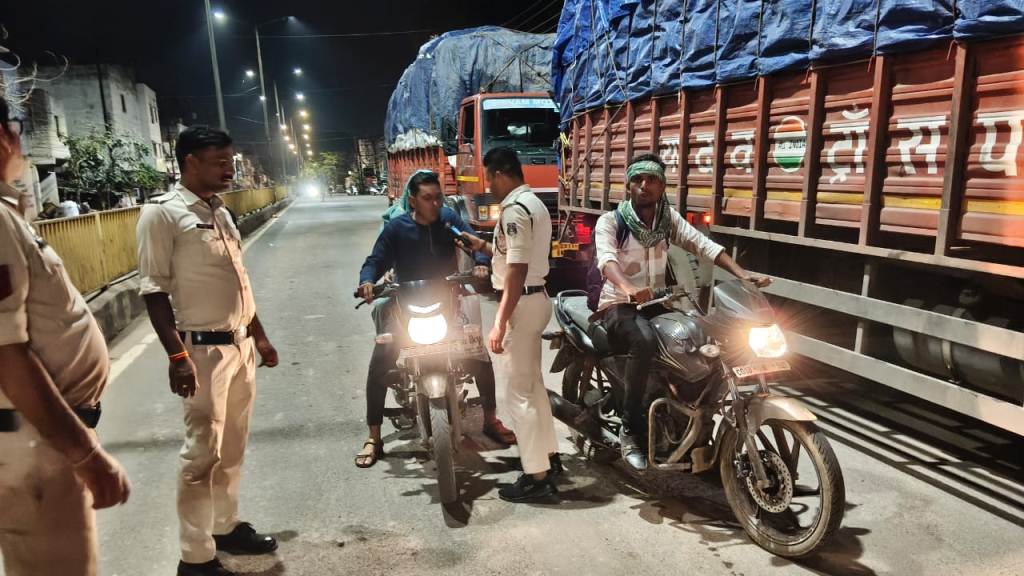 शराब पीकर वाहन चलाने वालों पर शिकंजा, 81 गाड़ियां जब्त, 30 हजार से अधिक का जुर्माना वसूला शराब पीकर वाहन चलाने वालों पर शिकंजा, 81 गाड़ियां जब्त, 30 हजार से अधिक का जुर्माना वसूला