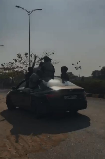 देखें VIDEO : ये जितने छोरे बेठे हैं मेरी गाड़ी में...वो संत महात्मा के नहीं, चंबल के डाकू हैं। देखें VIDEO : ये जितने छोरे बेठे हैं मेरी गाड़ी में...वो संत महात्मा के नहीं, चंबल के डाकू हैं।