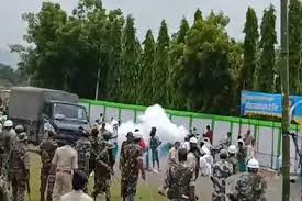 झारखंड: ‘हूल दिवस’ के कार्यक्रम से पहले प्रदर्शनकारियों पर पुलिस ने लाठीचार्ज किया झारखंड: ‘हूल दिवस’ के कार्यक्रम से पहले प्रदर्शनकारियों पर पुलिस ने लाठीचार्ज किया