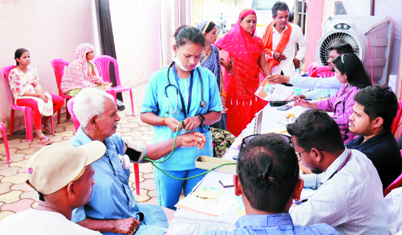 सरोरा में मुफ्त स्वास्थ्य शिविर से 70+ ग्रामीणों तक पहुंचाया लाभ, 18 मोतियाबिंद मामले सामने आए