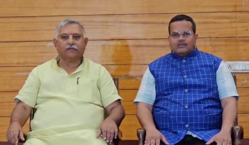 सभी स्कूलों को किया जा रहे निशुल्क किताब वितरण 7 दिन में स्कैन करके स्कूल देंगे रिपोर्ट
