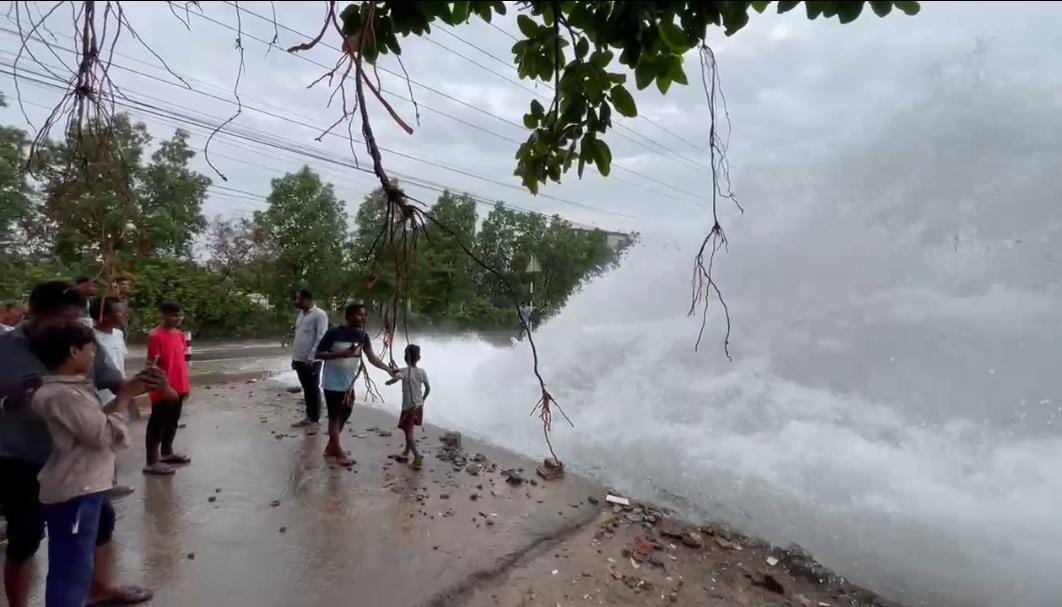 देखें VIDEO: जब महावीर नगर में पाइप लाइन फूटी, लाखों लीटर पानी बर्बाद देखें VIDEO: जब महावीर नगर में पाइप लाइन फूटी, लाखों लीटर पानी बर्बाद