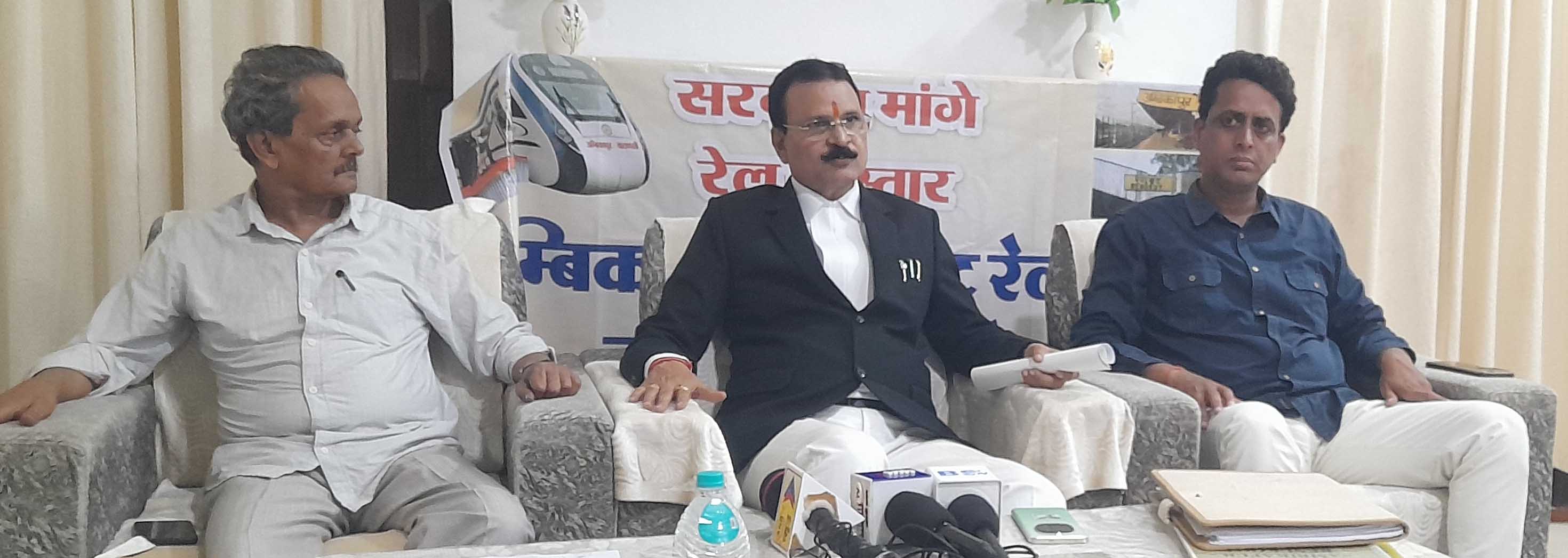 अंबिकापुर-रेणुकूट रेल लाइन निर्माण की मांग, लोग उतरे सडक़ पर, निकाली पदयात्रा अंबिकापुर-रेणुकूट रेल लाइन निर्माण की मांग, लोग उतरे सडक़ पर, निकाली पदयात्रा