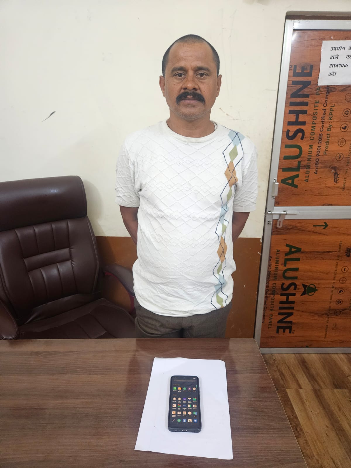 तालाब में नहा रहे व्यक्तियों के कपड़े मोबाइल चोरी कर भागने वाला पकड़ाया तालाब में नहा रहे व्यक्तियों के कपड़े मोबाइल चोरी कर भागने वाला पकड़ाया