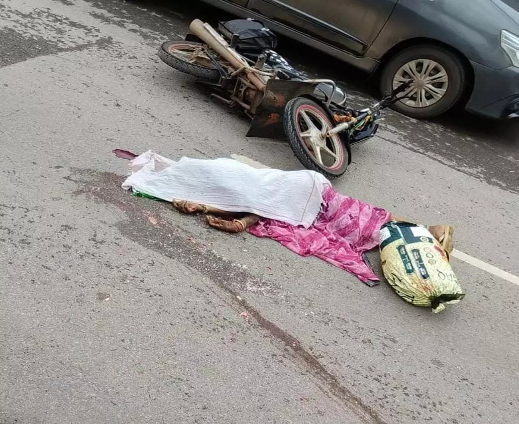 ट्रक ने बाइक सवार महिला को रौंदा, ब्रेकर में उछल कर गिरी थी मौत ट्रक ने बाइक सवार महिला को रौंदा, ब्रेकर में उछल कर गिरी थी मौत